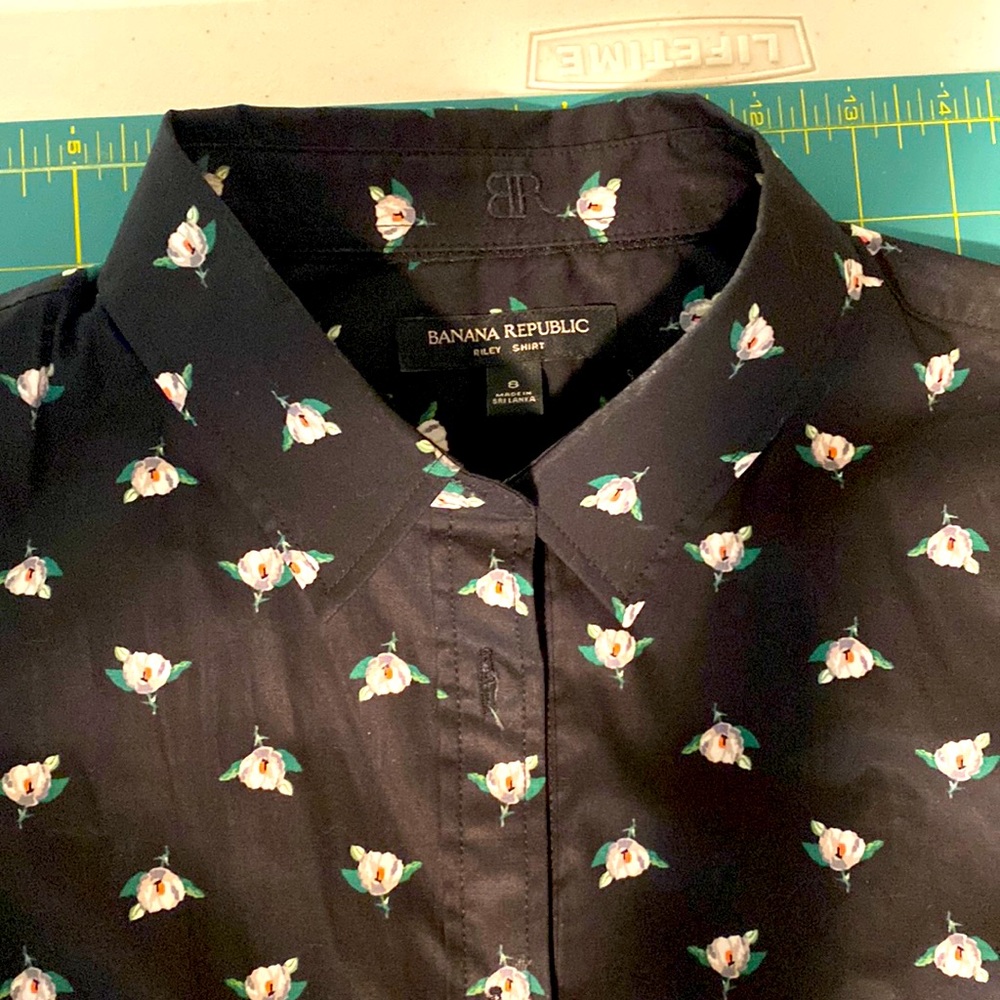 Banana Republic short sleeve button up shirt size 8